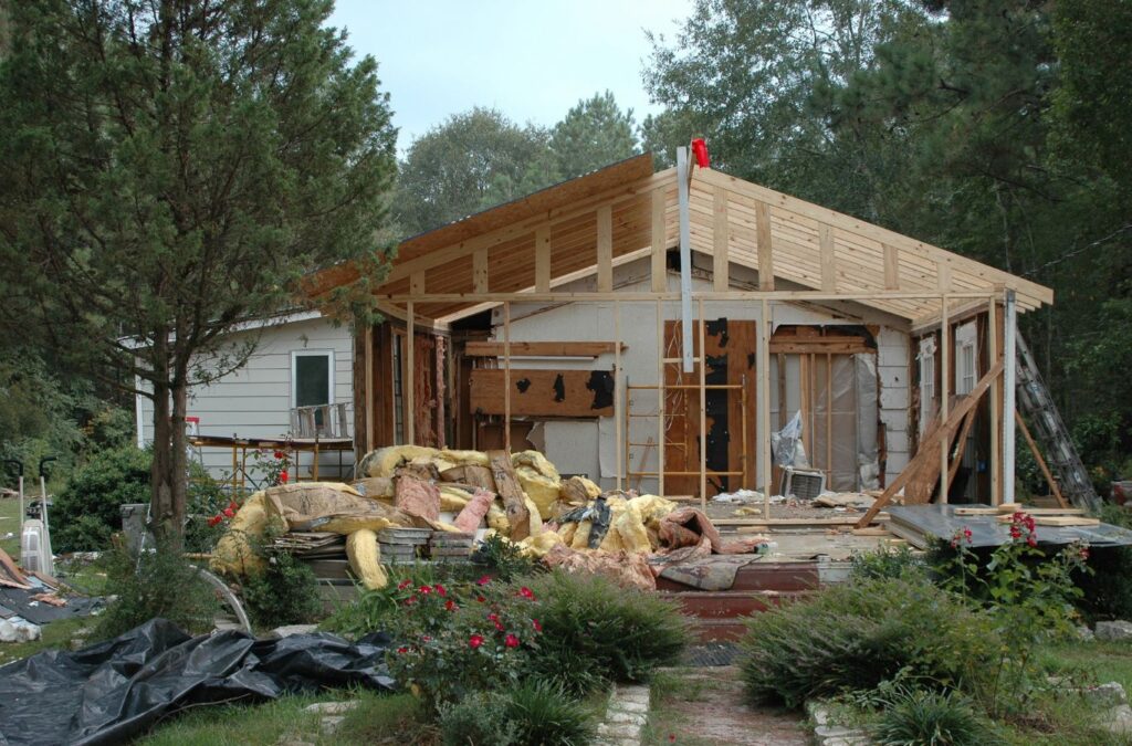 Edge Restoration expert discussing restoration plans with a client in Ivins, UT, showcasing reasons to choose our professional services. Emergency Restoration Near Me.